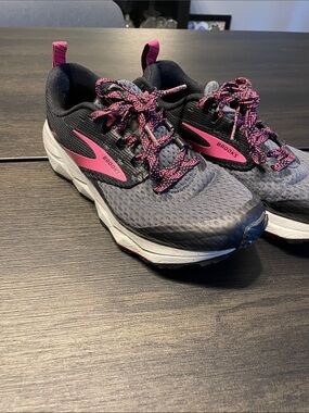 Women’s Brooks Gray and Pink Divide 2 Trail Running Sneakers